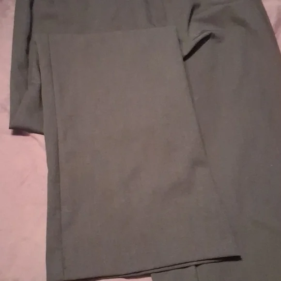 Classic Straight-Leg Dress Pants in Black - Picture 5 of 6